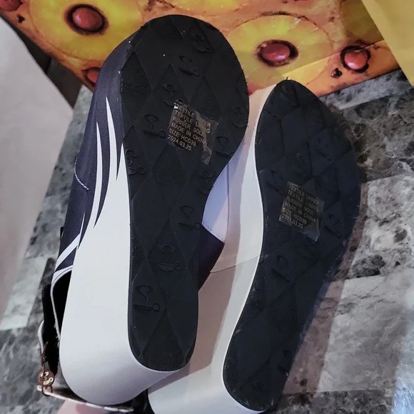 Hot Chocolate Design Black Birds Sandal - Picture 11 of 16